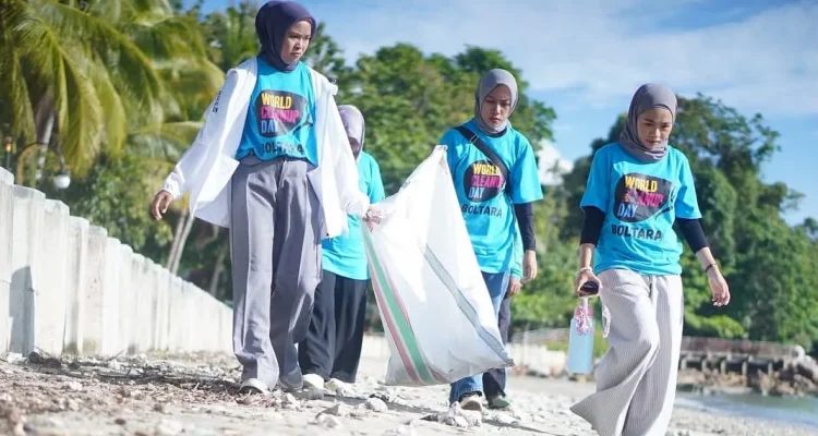 Sejumlah peserta World Cleanup Day Bolmut memungut sampah plastik di sepanjang Pantai Batu Pinagut, Sabtu (20/9/2025).