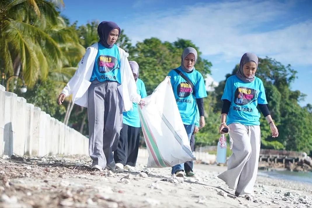 Sejumlah peserta World Cleanup Day Bolmut memungut sampah plastik di sepanjang Pantai Batu Pinagut, Sabtu (20/9/2025).