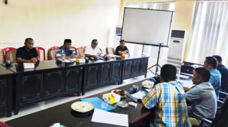 Banggar DPRD Boltara dan TAPD menggelar rapat evaluasi asistensi APBD Perubahan 2025 di ruang sidang DPRD.