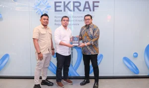 Fikri Gam, Bupati Boltara Sirajudin Lasena, dan Menteri Ekonomi Kreatif Teuku Riefky Harsya berpose bersama usai pertemuan di kantor Kemenparekraf Jakarta.