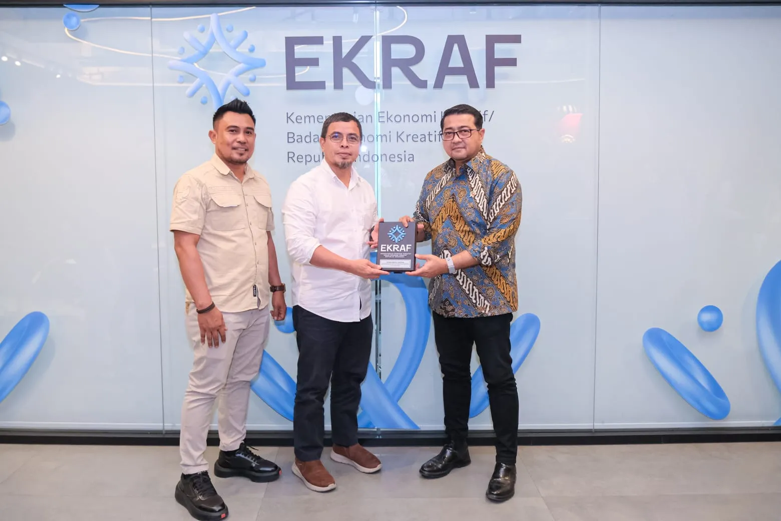Fikri Gam, Bupati Boltara Sirajudin Lasena, dan Menteri Ekonomi Kreatif Teuku Riefky Harsya berpose bersama usai pertemuan di kantor Kemenparekraf Jakarta.