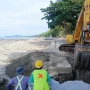 Pekerja proyek menggunakan alat berat menata struktur pengaman abrasi di Pantai Batu Pinagut, Bolaang Mongondow Utara.
