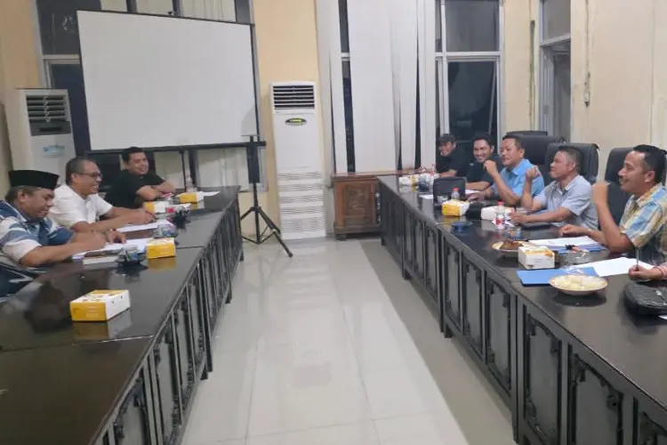 Anggota DPRD Boltara berdiskusi dengan TAPD dalam pembahasan APBD Perubahan 2025.