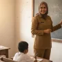 Guru SDN 3 Pinogaluman mengajar konsep koding dan kecerdasan artifisial di kelas dasar.