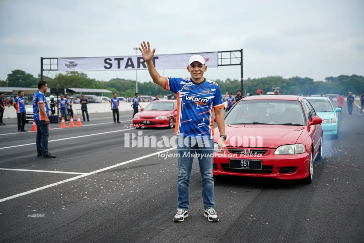 subhan-hasan-kejurda-drag-race-boltara-2025 Ketua Panitia Kejurda Drag Race dan Drag Bike Piala Bupati Boltara 2025, Subhan Hasan, melambaikan tangan di garis start lintasan Jl. WR Supratman, Boroko Timur, sebelum dimulainya sesi latihan resmi.
