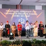 Para guru perwakilan Bolaang Mongondow Utara berpose di atas panggung pada malam penganugerahan Apresiasi GTK Sulut 2025 di Manado.