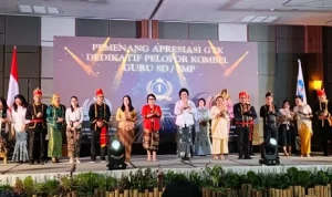 Para guru perwakilan Bolaang Mongondow Utara berpose di atas panggung pada malam penganugerahan Apresiasi GTK Sulut 2025 di Manado.