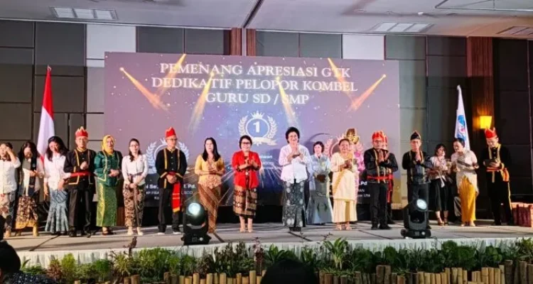 Para guru perwakilan Bolaang Mongondow Utara berpose di atas panggung pada malam penganugerahan Apresiasi GTK Sulut 2025 di Manado.