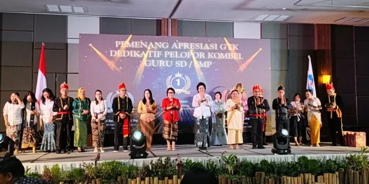 Para guru perwakilan Bolaang Mongondow Utara berpose di atas panggung pada malam penganugerahan Apresiasi GTK Sulut 2025 di Manado.