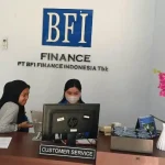 Dua petugas terlihat berada di depan kantor Cautomer Service BFI Boltara saat media ini mendatangi lokasi untuk meminta klarifikasi terkait polemik penyerahan BPKB.