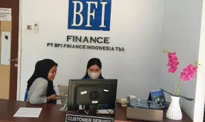 Dua petugas terlihat berada di depan kantor Cautomer Service BFI Boltara saat media ini mendatangi lokasi untuk meminta klarifikasi terkait polemik penyerahan BPKB.