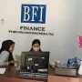 Dua petugas terlihat berada di depan kantor Cautomer Service BFI Boltara saat media ini mendatangi lokasi untuk meminta klarifikasi terkait polemik penyerahan BPKB.