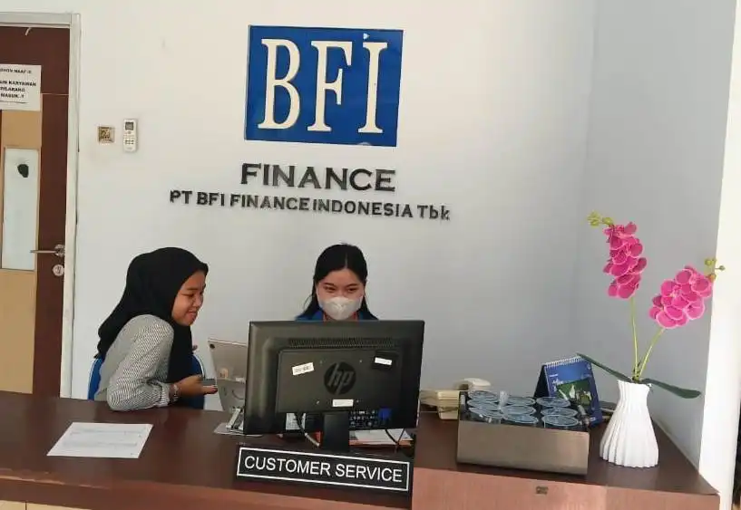 Dua petugas terlihat berada di depan kantor Cautomer Service BFI Boltara saat media ini mendatangi lokasi untuk meminta klarifikasi terkait polemik penyerahan BPKB.