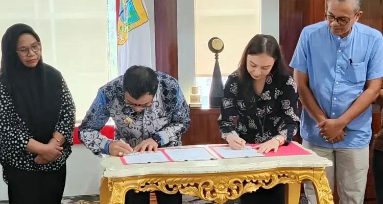 MOU Bupati Bolaang Mongondow Utara, Dr. Sirajudin Lasena, S.E., M.Ec.Dev, menandatangani perjanjian kerja sama jaminan kesehatan bersama BPJS Kesehatan Cabang Tondano, disaksikan jajaran pemerintah daerah dan pimpinan OPD terkait.