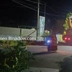 Ekskavator diangkut truk trailer melintas menuju Busato pada malam hari, diduga terkait aktivitas tambang ilegal di hulu Sungai Busato.