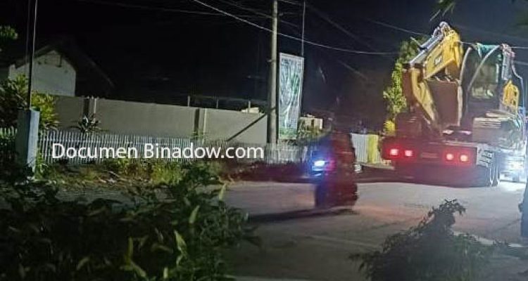 Ekskavator diangkut truk trailer melintas menuju Busato pada malam hari, diduga terkait aktivitas tambang ilegal di hulu Sungai Busato.