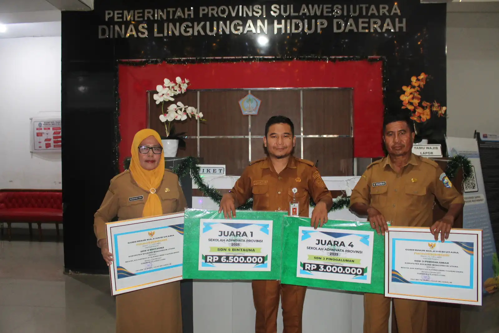 Tiga perwakilan sekolah dari Boltara memegang piagam dan hadiah usai ditetapkan sebagai Juara I dan Juara IV Adiwiyata Provinsi Sulawesi Utara 2025 di Kantor DLHD Sulut.