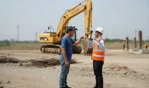 intimidasi-di-lokasi-proyek-ilustrasi.jpg Ilustrasi situasi ketegangan di lokasi proyek pembangunan, seorang pria menunjuk dengan telunjuk ke arah pengawas lapangan yang mengenakan helm dan rompi keselamatan.