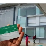 Kartu Indonesia Sehat milik peserta BPJS Kesehatan ditampilkan di depan gedung Rumah Sakit Pratama Kabupaten Bolaang Mongondow Utara.