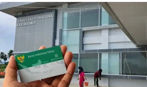 Kartu Indonesia Sehat milik peserta BPJS Kesehatan ditampilkan di depan gedung Rumah Sakit Pratama Kabupaten Bolaang Mongondow Utara.