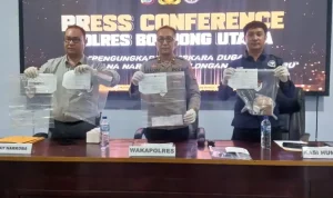 Kasat Narkoba Iptu Hevri Samson, Wakapolres Kompol Abdul Rahman Faudji, dan Ps. Kasi Humas Aiptu Zulkarnain Noe saat konferensi pers di Mapolres Boltara.