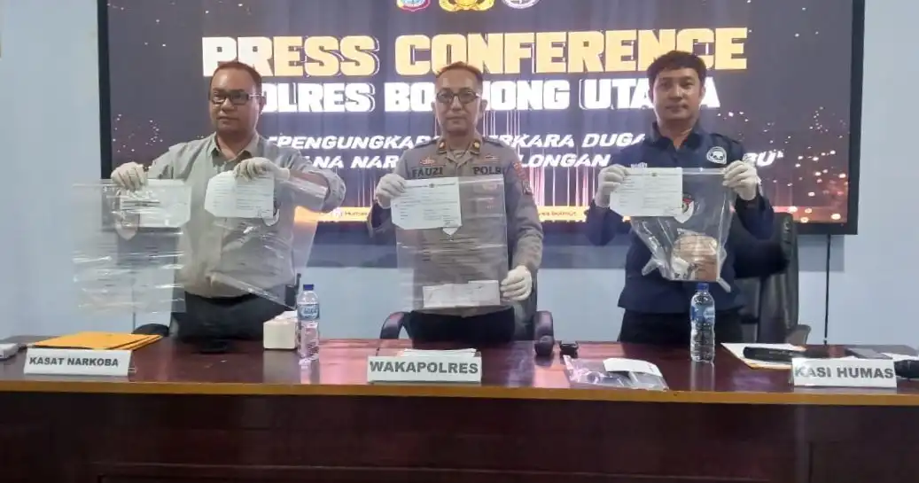Kasat Narkoba Iptu Hevri Samson, Wakapolres Kompol Abdul Rahman Faudji, dan Ps. Kasi Humas Aiptu Zulkarnain Noe saat konferensi pers di Mapolres Boltara.