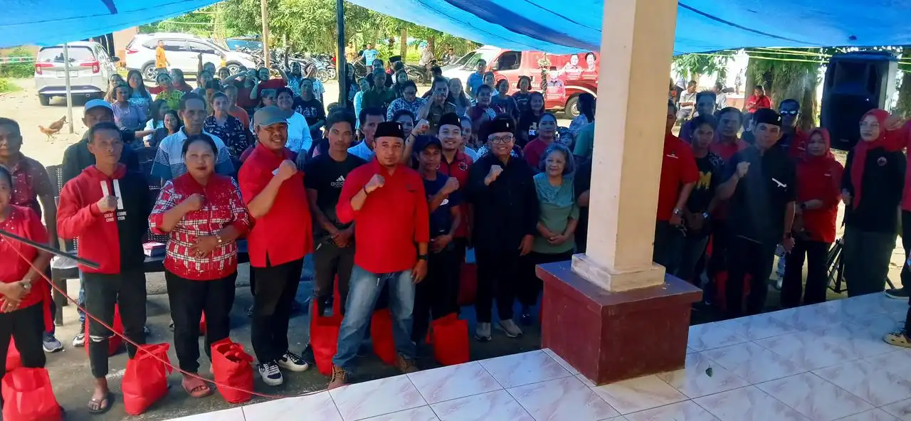 Kader PDI Perjuangan Bolmong Utara bersama warga dan simpatisan usai penyaluran diakonia Natal dalam rangkaian sarasehan Empat Pilar Kebangsaan.