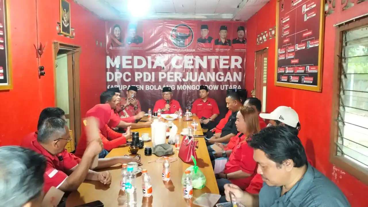Pengurus DPC PDI Perjuangan Boltara mengikuti rapat perdana periode 2025–2030 di sekretariat partai