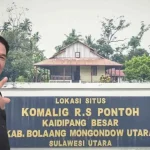 Ramdan Buhang berada di depan Situs Komalig, bekas Istana Raja Kaidipang Besar, sebagai latar belakang yang mengingatkan pada sejarah politik dan peradaban wilayah Boltara.
