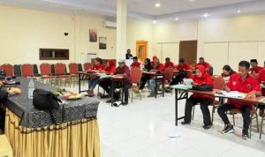 Kader PDI Perjuangan Bolmut mengenakan seragam merah mengikuti ujian tertulis fit and proper test calon Ketua PAC di sebuah ruangan pertemuan di kawasan Batu Pinagut.