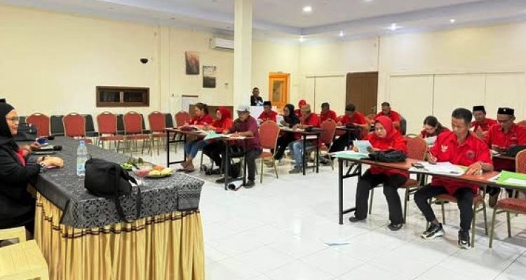 Kader PDI Perjuangan Bolmut mengenakan seragam merah mengikuti ujian tertulis fit and proper test calon Ketua PAC di sebuah ruangan pertemuan di kawasan Batu Pinagut.