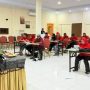 Kader PDI Perjuangan Bolmut mengenakan seragam merah mengikuti ujian tertulis fit and proper test calon Ketua PAC di sebuah ruangan pertemuan di kawasan Batu Pinagut.