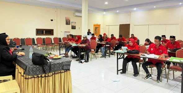 Kader PDI Perjuangan Bolmut mengenakan seragam merah mengikuti ujian tertulis fit and proper test calon Ketua PAC di sebuah ruangan pertemuan di kawasan Batu Pinagut.