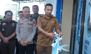 wabup-boltara-resmikan-mbg-sppg-boroko-23-2-2026 Wakil Bupati Bolaang Mongondow Utara, Mohammad Aditya Pontoh, menggunting pita saat peresmian operasional Program Makan Bergizi Gratis (MBG) SPPG Boroko Kaidipang, Senin, (23/2/2026), disaksikan unsur Forkopimda dan tamu undangan.