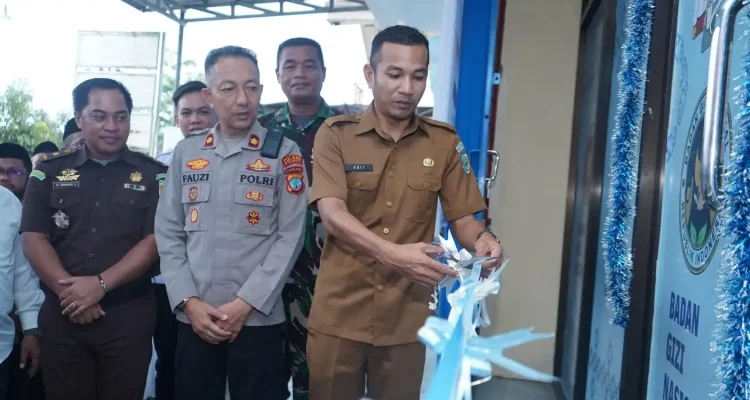 Wakil Bupati Bolaang Mongondow Utara, Mohammad Aditya Pontoh, menggunting pita saat peresmian operasional Program Makan Bergizi Gratis (MBG) SPPG Boroko Kaidipang, Senin, (23/2/2026), disaksikan unsur Forkopimda dan tamu undangan.