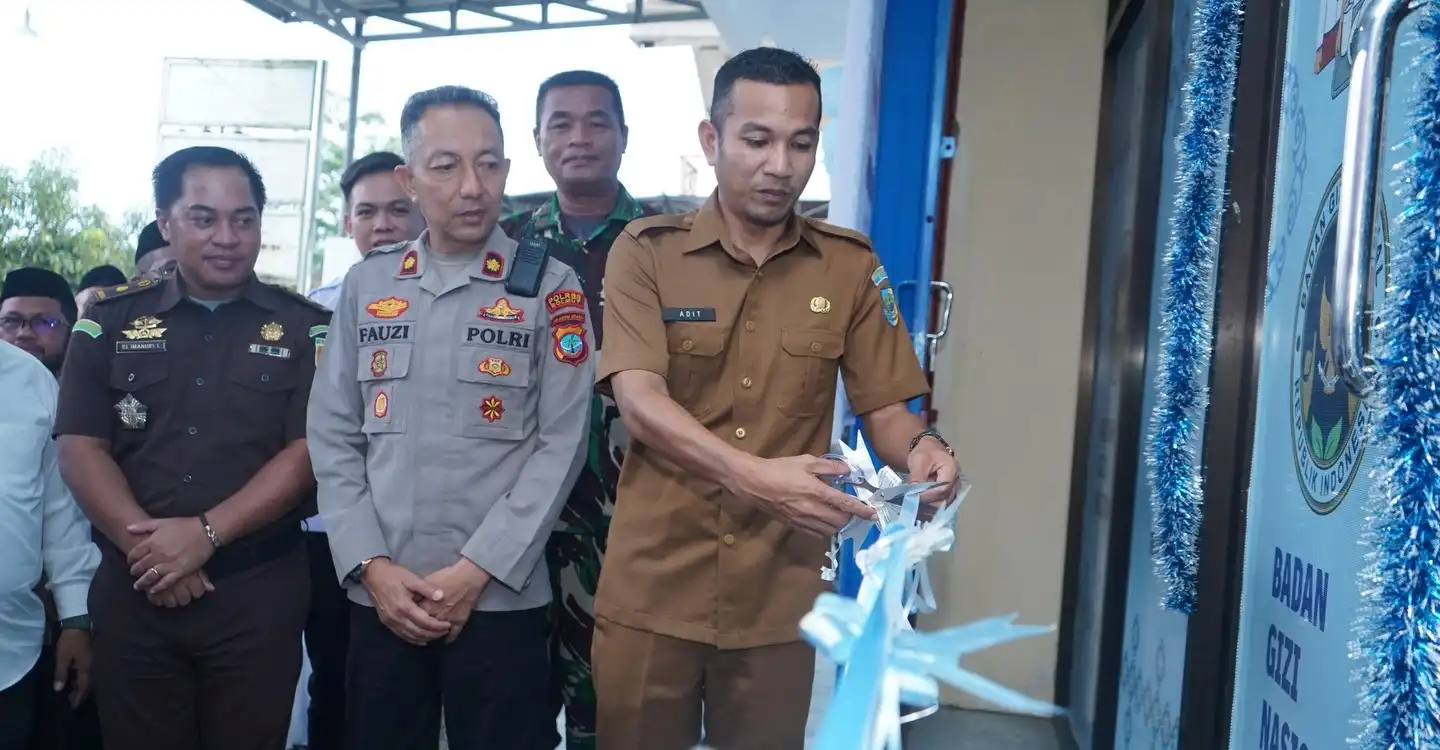 Wakil Bupati Bolaang Mongondow Utara, Mohammad Aditya Pontoh, menggunting pita saat peresmian operasional Program Makan Bergizi Gratis (MBG) SPPG Boroko Kaidipang, Senin, (23/2/2026), disaksikan unsur Forkopimda dan tamu undangan.