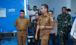 wabup-boltara-tinjau-dapur-mbg-boroko-23-2-2026 Wakil Bupati Bolaang Mongondow Utara, Mohammad Aditya Pontoh, meninjau area operasional dapur Program Makan Bergizi Gratis (MBG) SPPG Boroko Kaidipang, Senin, (23/2/2026), didampingi unsur Forkopimda.