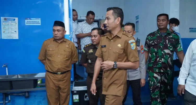 Wakil Bupati Bolaang Mongondow Utara, Mohammad Aditya Pontoh, meninjau area operasional dapur Program Makan Bergizi Gratis (MBG) SPPG Boroko Kaidipang, Senin, (23/2/2026), didampingi unsur Forkopimda.
