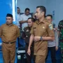 Wakil Bupati Bolaang Mongondow Utara, Mohammad Aditya Pontoh, meninjau area operasional dapur Program Makan Bergizi Gratis (MBG) SPPG Boroko Kaidipang, Senin, (23/2/2026), didampingi unsur Forkopimda.