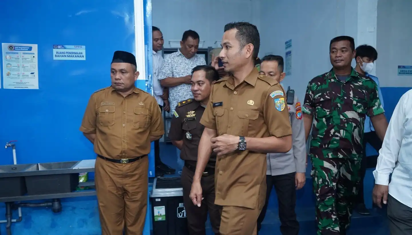 Wakil Bupati Bolaang Mongondow Utara, Mohammad Aditya Pontoh, meninjau area operasional dapur Program Makan Bergizi Gratis (MBG) SPPG Boroko Kaidipang, Senin, (23/2/2026), didampingi unsur Forkopimda.