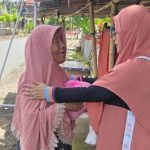 Dewi Zandra Astuti Mondo memberikan zakat kepada warga di Pinogaluman Bolaang Mongondow Utara