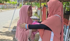 Dewi Zandra Astuti Mondo memberikan zakat kepada warga di Pinogaluman Bolaang Mongondow Utara
