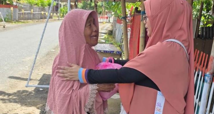 Dewi Zandra Astuti Mondo memberikan zakat kepada warga di Pinogaluman Bolaang Mongondow Utara