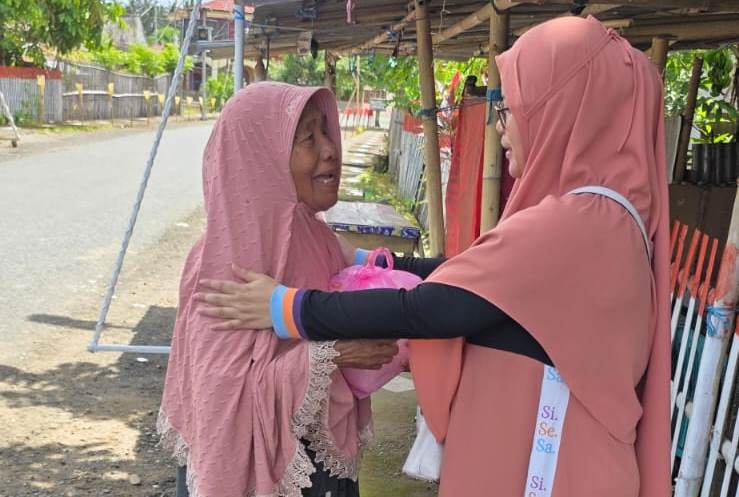Dewi Zandra Astuti Mondo memberikan zakat kepada warga di Pinogaluman Bolaang Mongondow Utara