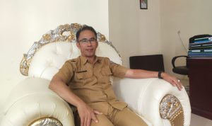 Kadis-Nakertrans-Bolmut-Abdul-Muis-Suratinoyo-saat-ditemui-diruang-kerjanya-perihal-lepas-tangan-atas-pekerja-asal-Bolmut-di-PT-IWIP