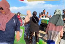 Ketua Fraksi PDI Perjuangan DPRD Bolmut, Dewi Zandra Astuti Mondo, berinteraksi dengan warga pengolah ikan teri di pesisir Desa Buko, Kecamatan Pinogaluman, saat peringatan Hari Kartini, Senin (21/4/2026)