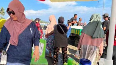 Ketua Fraksi PDI Perjuangan DPRD Bolmut, Dewi Zandra Astuti Mondo, berinteraksi dengan warga pengolah ikan teri di pesisir Desa Buko, Kecamatan Pinogaluman, saat peringatan Hari Kartini, Senin (21/4/2026)