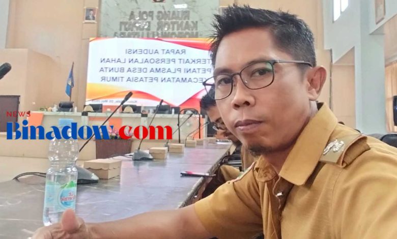 Sufran Tanadi Kepala Desa Tompira dalam rapat audensi verifikasi lahan warga terkait konflik agraria PT ANA di Morowali Utara