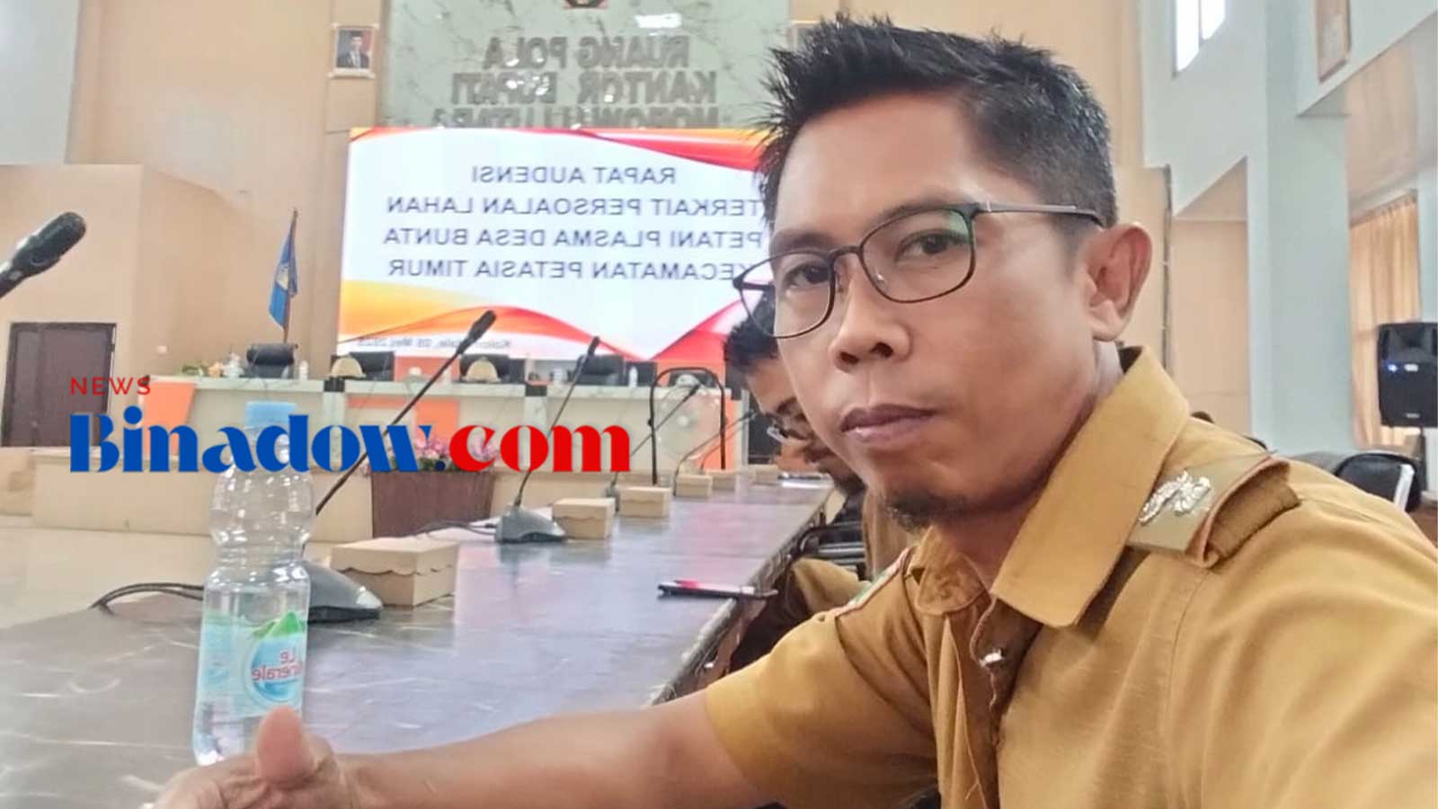 Sufran Tanadi Kepala Desa Tompira dalam rapat audensi verifikasi lahan warga terkait konflik agraria PT ANA di Morowali Utara
