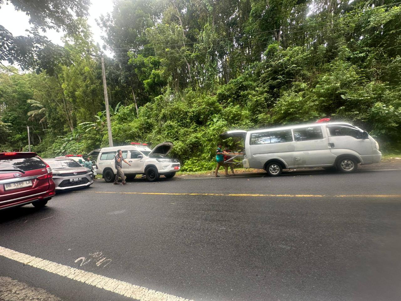 Ambulans RSUD Boltara mogok di tanjakan Munte saat mengantar pasien rujukan ke Manado